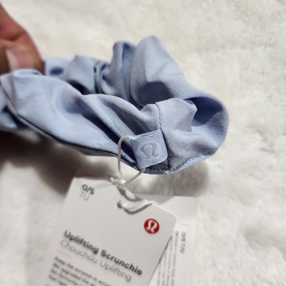 🆕 Lululemon Light Blue Uplifting Scrunchie NWT - Picture 3 of 6